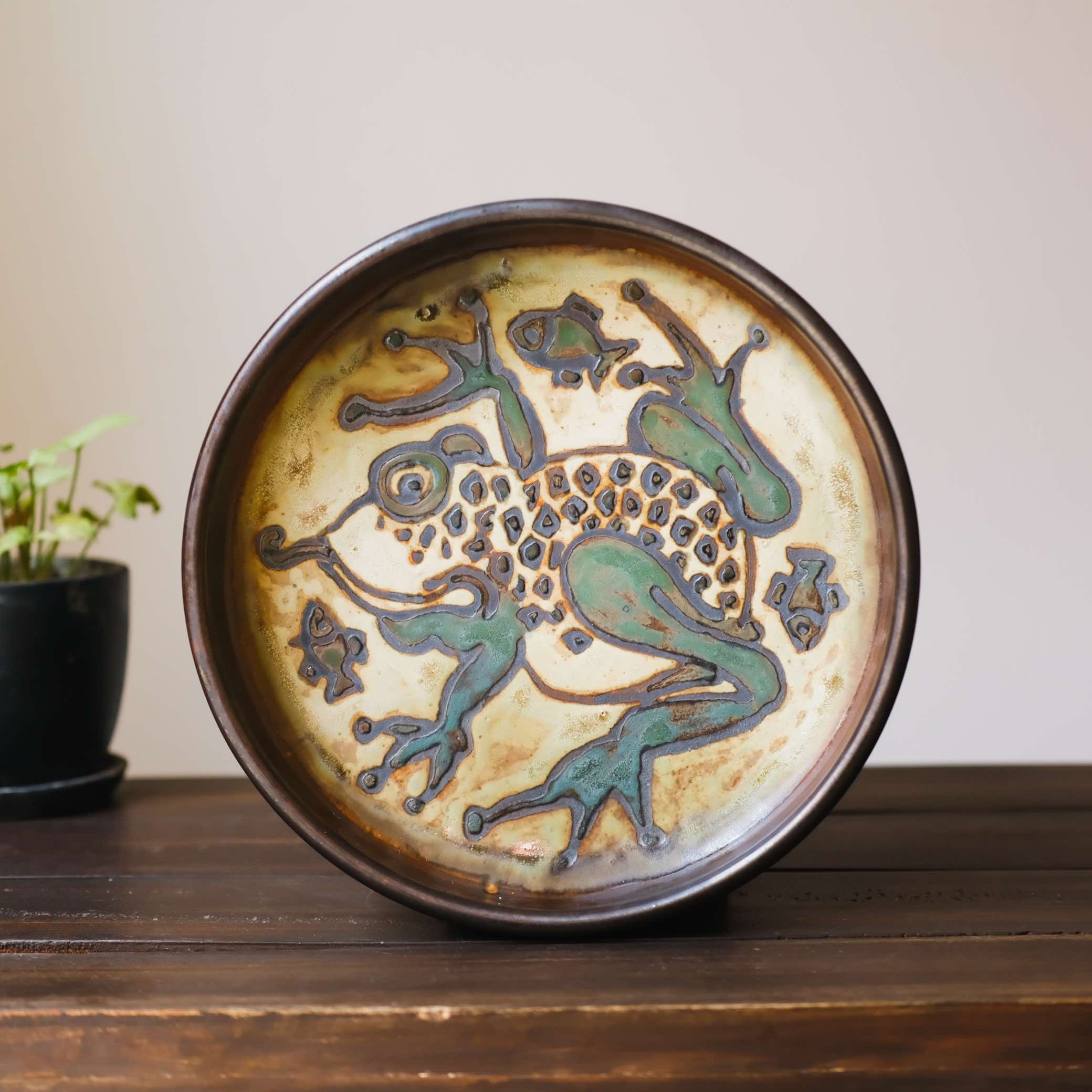 Ceramic Etched Frog Plate